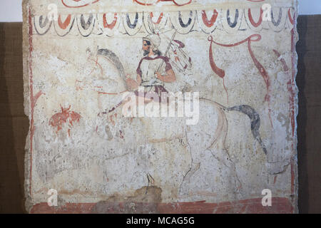 Rückkehr der Krieger in der Lukanischen Fresko aus dem 4. vorchristlichen Jahrhundert dargestellt auf Anzeige im Paestum Archäologischen Museum (Museo Archeologico di Paestum) in Paestum, Kampanien, Italien. Stockfoto