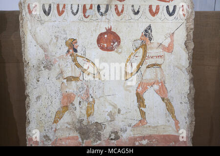 Duell der Krieger in der Lukanischen Fresko aus dem 4. vorchristlichen Jahrhundert dargestellt auf Anzeige im Paestum Archäologischen Museum (Museo Archeologico di Paestum) in Paestum, Kampanien, Italien. Stockfoto