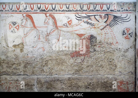 Winged Victory Racing auf der biga in der Lukanischen Fresko von 330-320 v. Chr. dargestellt aus dem Grab 86 Andriuolo Nekropole auf Anzeige im Paestum Archäologischen Museum (Museo Archeologico di Paestum) in Paestum, Kampanien, Italien. Stockfoto