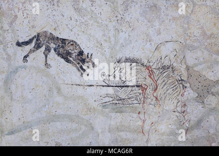 Wildschwein Jagd in den Lukanischen Fresko aus dem 4. vorchristlichen Jahrhundert dargestellt auf Anzeige im Paestum Archäologischen Museum (Museo Archeologico di Paestum) in Paestum, Kampanien, Italien. Stockfoto