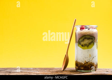 Parfait mit Chia, Spirulina und Früchte in Langen jar, kopieren Raum Hintergrund überlagert. Stockfoto