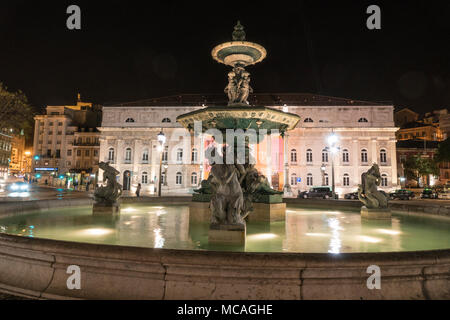 Ein Blick auf den Brunnen in der Mitte der Platz Rossio in Lissabon, Portugal Stockfoto