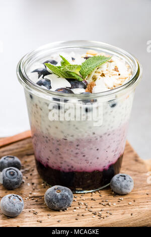 Blueberry musse mit Chia Samen im Glas. Stockfoto