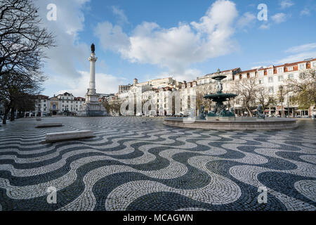 Ein Blick auf den Brunnen in der Mitte der Platz Rossio in Lissabon, Portugal Stockfoto