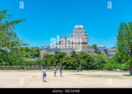 Unten Weitwinkelansicht Himeji Castle und Touristen in Japan Stockfoto