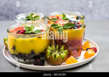 Reife Früchte und superfoods Gläser, 2-in-1-Essen. Stockfoto