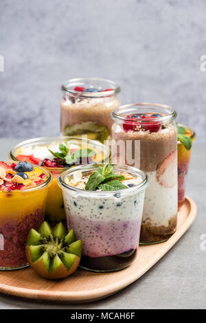 Reife Früchte und superfoods Gläser, 2-in-1-Essen. Stockfoto