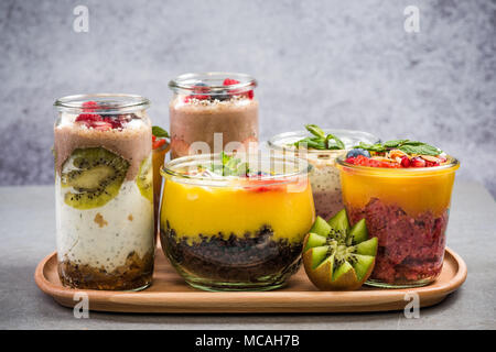 Reife Früchte und superfoods Gläser, 2-in-1-Essen. Stockfoto