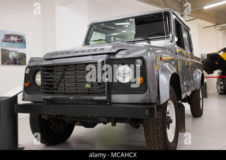 Off Road Expedition vorbereitet 2012 Land Rover Defender 110 mit  Ballonreifen Winde, Überrollkäfig, Scheinwerfer auf Sand in Marokko  Stockfotografie - Alamy