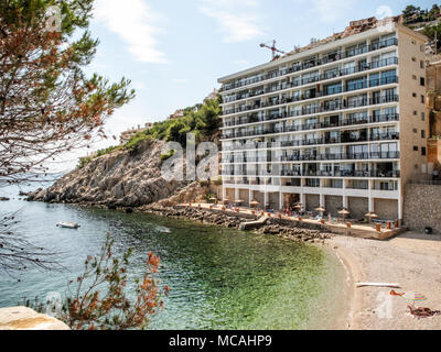 Ein mehrstöckiges Ferienwohnung Haus am Strand in Mallorca Stockfoto