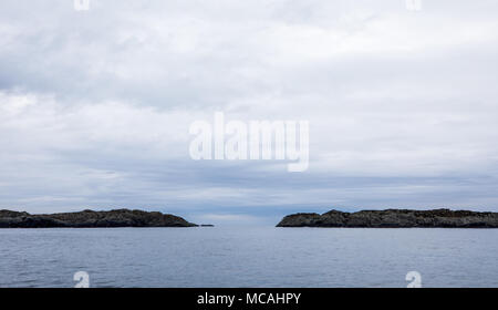 Die Rovaer Archipel in Haugesund, in der norwegischen Westküste. Das Meer, die Inseln und die Himmel mit Wolken. Stockfoto