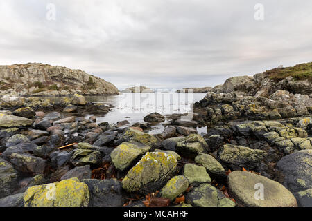 Felsen in Flechten bedeckt, den Ozean und die Inseln im Hintergrund. Urd Insel an der Rovaer Archipel in Haugesund, norwegischen Westküste. Stockfoto