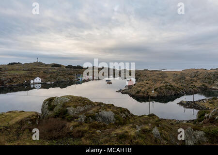 Die Meerenge zwischen Rovar und Urd, zwei Inseln im Archipel Rovaer in Haugesund, in der norwegischen Westküste. Stockfoto