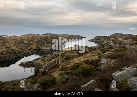 Die Meerenge zwischen Rovar und Urd, zwei Inseln im Archipel Rovaer in Haugesund, in der norwegischen Westküste. Stockfoto