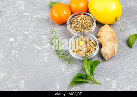 Konzept der natürlichen Medizin. Natürliche Heilmittel bei Erkältungen auf grauem Hintergrund. Flach. Kopieren Sie Platz. Stockfoto