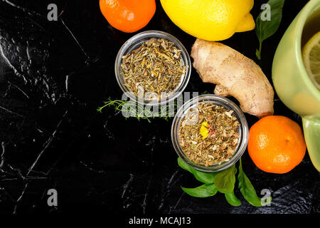 Konzept der natürlichen Medizin. Natürliche Heilmittel bei Erkältungen auf schwarzem Hintergrund. Flach. Kopieren Sie Platz. Stockfoto