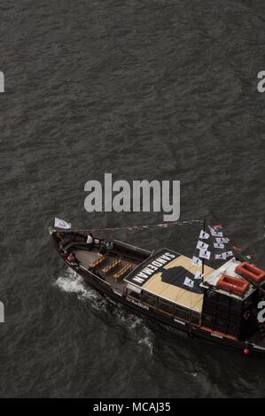 Sandeman touristischen Boot im Douro Fluss entdeckt von Dom Luis I Brücke in Porto Stockfoto