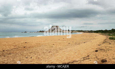 Strand mit einem Hügel (Patanangala Rock) in der Entfernung auf bewölkten Tag, Sturm im Hintergrund kommen. Yala National Park, Sri Lanka Stockfoto