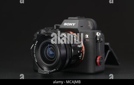 BERLIN, DEUTSCHLAND - 02 Januar, 2018: Sony a7R II Alpha Spiegellosen schnelle Fokussierung und 4K-Digitalkamera Stockfoto