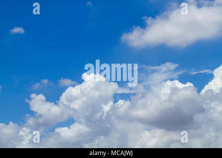 Schöne Wolken und blauer Himmel Stockfoto