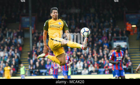 Leonardo Ulloa aus Brighton fliegt durch die Luft, um den Ball während des Premier League-Spiels zwischen Crystal Palace und Brighton und Hove Albion im Selhurst Park in London einzufangen. 14 Apr 2018 nur zur redaktionellen Verwendung. Keine Verkaufsförderung. Für Football-Bilder gelten Einschränkungen für FA und Premier League. Keine Nutzung des Internets/Handys ohne FAPL-Lizenz - für Details wenden Sie sich an Football Dataco Stockfoto