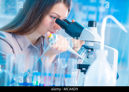 Junge Chemiker im Labor. Wissenschaftler mit Mikroskop im Labor Stockfoto