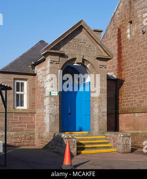 Die seitlichen Eingang in Woking Grundschule, die verwendet die Mädchen nur Eingang zurück, der in der Viktorianischen Zeit, aus, wenn das Hauptgebäude errichtet wurde. Stockfoto