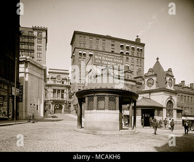 Scollay Square (C. 1838-1962) wurde eine lebendige City Square in der Innenstadt von Boston, Massachusetts. Es war für William Scollay, einem prominenten lokalen Entwickler und Miliz Offizier, der ein historisches 4-stöckiges Kaufmann Gebäude an der Kreuzung von Cambridge und Gericht Straßen im Jahr 1795 gekauft. Lokale Bürger begann, um die Kreuzung zu finden als Scollay Square, und 1838 wurde die Stadt offiziell die Kreuzung als Scollay Square festgehalten. Früh an, die Gegend war eine geschäftige Zentrum von Handel, einschließlich daguerreotypist (Fotograf), Josiah Johnson Hawes (1808?1901), und Dr. William Thomas Green Morton, Stockfoto