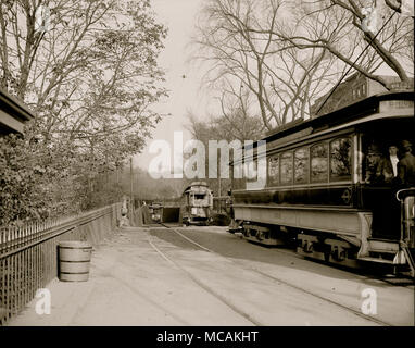 Straßenbahn Staus in der Innenstadt von Boston führte zur Gründung von U-Bahnen und erhöhten Schiene, die ehemalige im Jahre 1897 und die zweite im Jahre 1901. Das Tremont Street U-Bahn war der erste rapid transit Tunnel in den Vereinigten Staaten. Der Grad - getrennt Eisenbahnen zusätzliche Transportkapazität und vermeidet Verzögerungen, die durch Kreuzungen mit Straßen verursacht. Die erste Hochbahn und der erste rapid transit Line in Boston waren drei Jahre vor der ersten U-Bahn-Linie der New Yorker U-Bahn gebaut, aber 34 Jahre nach der ersten Londoner U-Bahn Linien, und noch lange nach dem ersten Hochbahn Stockfoto