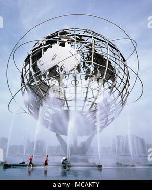 Die 1964/1965 in New York World's Fair war der dritte große Weltausstellung in New York City gehalten zu werden. Eine universelle und International Exposition, der Messe Thema war der Frieden durch Verständigung, zu der man Leistung auf einer kleiner werdenden Welt in einem expandierenden Universum gewidmet; amerikanische Firmen dominiert die Ausstellung als Aussteller. Das Thema wurde symbolisiert durch ein 12-stöckiges, Edelstahl-Modell der Erde die Unisphere genannt. Stockfoto