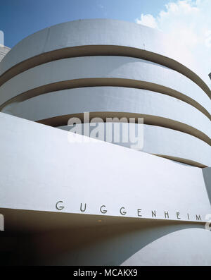 Der Solomon R. Guggenheim Museum, die oft als das Guggenheim, einem Bekannten ist Kunst Museum in 1071 Fifth Avenue an der Ecke East 89th Street in der Upper East Side von Manhattan, New York City. Es ist die Heimat eines renommierten und stetig wachsenden Sammlung impressionistischer, Post-Impressionist, frühe Moderne und zeitgenössische Kunst und bietet auch spezielle Ausstellungen das ganze Jahr über. Das Museum von der Solomon R. Guggenheim Foundation in 1939 Gegründet wurde das Museum von Nicht-ziel Malerei, unter der Leitung seines ersten Direktors, des Arti Stockfoto