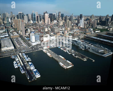 Chelsea Piers ist eine Reihe von Piers auf der West Side von Manhattan in New York City im Chelsea Nachbarschaft, am nördlichen Rand von Greenwich Village und den Meatpacking District. Sie waren ein Passagierschiff terminal in den frühen 1900er Jahren, die von der RMS Lusitania verwendet wurde und das Ziel der RMS Titanic. Die Pfeiler sind derzeit verwendet von der Chelsea Piers Sports & Entertainment Complex. Pier 59 ist die Heimat des Chelsea Brewing Company, die nur Micro-Brauerei in Manhattan. Die neue Anlage verfügt über Film- und TV-Produktion, einschließlich derjenigen für die CBS Sport Netzwerk und Essen Stockfoto