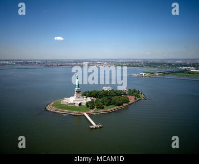 Die Statue der Freiheit (Liberty erleuchten die Welt; Französisch: La Libert? ? Clairant le monde) ist eine kolossale neoklassischen Skulptur auf Liberty Island im Hafen von New York, in Manhattan, New York City. Die Statue, entworfen von Fr?d? ric Auguste Bartholdi und am 28. Oktober 1886 eingeweiht, war ein Geschenk der Vereinigten Staaten von den Menschen in Frankreich. Die Statue ist eines gekleidete weibliche Figur, Libertas, die römische Göttin der Freiheit, wer trägt eine Fackel und eine tabula Ansata (eine Tablette, die dem Gesetz), auf dem das Datum der Amerikanischen Unabhängigkeitserklärung, 4. Juli, Stockfoto