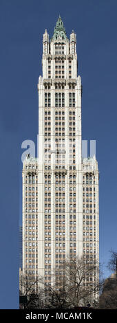 Das Woolworth Building, 233 Broadway, Manhattan, New York City, von dem Architekten Cass Gilbert entworfen und 1913 fertiggestellt, ist eine frühe uns Wolkenkratzer. Der ursprüngliche Aufstellungsort für das Gebäude wurde von W. Woolworth und seine real estate agent Edward J. Hogan spätestens am 15. April 1910, vom Trenor Luther Park Estate und andere Eigentümer für $ 1,65 Mio. erworben. Januar 18, 1911, Woolworth und Hogan hatte den endgültigen Standort für das Projekt erfasst, in Höhe von 4,5 Millionen $. Mehr als ein Jahrhundert nach dem Beginn der Konstruktion, es bleibt mit 241,4 m (792 ft.?), einer der 50 höchsten Gebäude der U Stockfoto