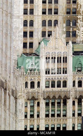 Das Woolworth Building, 233 Broadway, Manhattan, New York City, von dem Architekten Cass Gilbert entworfen und 1913 fertiggestellt, ist eine frühe uns Wolkenkratzer. Der ursprüngliche Aufstellungsort für das Gebäude wurde von W. Woolworth und seine real estate agent Edward J. Hogan spätestens am 15. April 1910, vom Trenor Luther Park Estate und andere Eigentümer für $ 1,65 Mio. erworben. Januar 18, 1911, Woolworth und Hogan hatte den endgültigen Standort für das Projekt erfasst, in Höhe von 4,5 Millionen $. Mehr als ein Jahrhundert nach dem Beginn der Konstruktion, es bleibt mit 241,4 m (792 ft.?), einer der 50 höchsten Gebäude der U Stockfoto