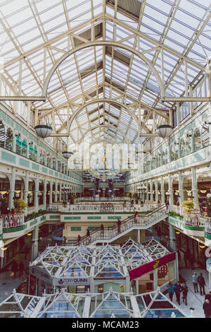 DUBLIN, Irland - 14. April, 2018: Wide-angle Blick in das Innere von Stephen's Green Shopping Centre im Stadtzentrum von Dublin Stockfoto