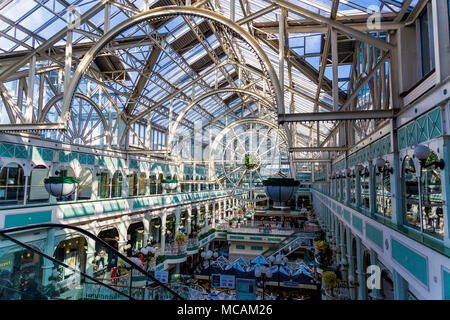 DUBLIN, Irland - 14. April, 2018: Wide-angle Blick in das Innere von Stephen's Green Shopping Centre im Stadtzentrum von Dublin Stockfoto