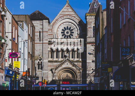 DUBLIN, Irland - 14. April, 2018: 2018: Blick auf die Kirche der Hl. Anna in DUblin Stadtzentrum mit Bars und Restaurants rund um es Stockfoto