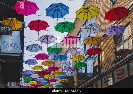 DUBLIN, Irland - 14. April, 2018: bunte Sonnenschirme in frot der Zozimus bar in Dublin City Centre Stockfoto
