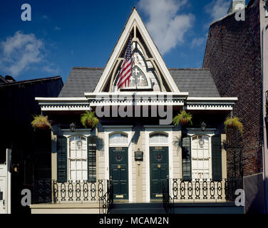 Cottage, das Wahrzeichen der Stadt, das fleur de lis, Bourbon Street Stockfoto