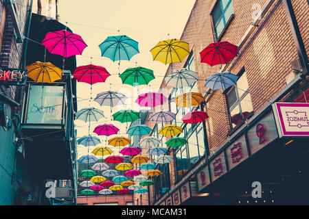 DUBLIN, Irland - 14. April, 2018: bunte Sonnenschirme in frot der Zozimus bar in Dublin City Centre Stockfoto