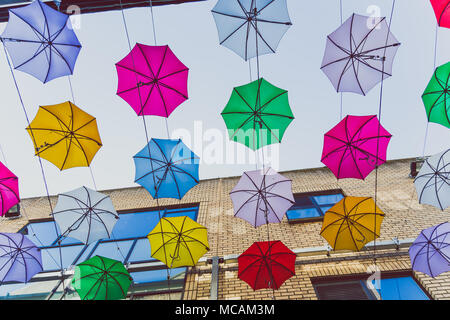 DUBLIN, Irland - 14. April, 2018: bunte Sonnenschirme in frot der Zozimus bar in Dublin City Centre Stockfoto