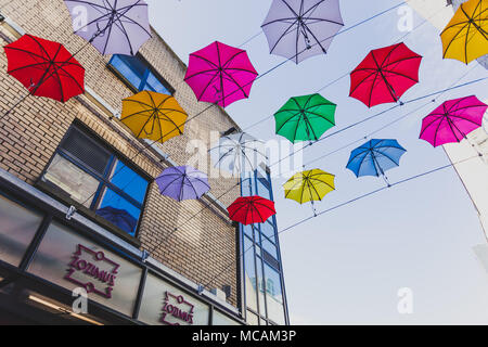 DUBLIN, Irland - 14. April, 2018: bunte Sonnenschirme in frot der Zozimus bar in Dublin City Centre Stockfoto