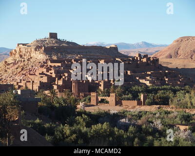 Kasbah Ait Ben Haddou oder Benhaddou befestigte Stadt mit grünen exotischen Palmen bei Oasis auf afrikanischen Atlasgebirge Reihe Landschaften von Marokko, klar Stockfoto