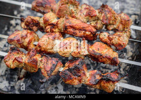 Barbecue oder Shish Kebab ist auf dem Grill gebraten. Stockfoto