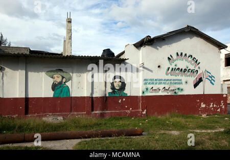 Revolutionäre Wandgemälde malte auf Seite von Gebäude in Havanna, Kuba Stockfoto