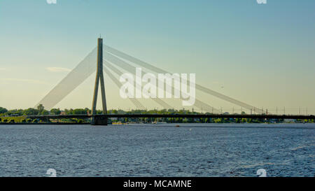 Schrägseilbrücke, die den Fluss Daugava in Riga Kreuze Stockfoto