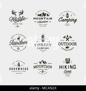 Satz von Vintage Wildnis Logos. Hand gezeichnet Retro styled outdoor adventure Embleme. Vector Illustration Stock Vektor