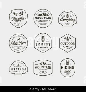 Satz von Vintage Wildnis Logos. Hand gezeichnet Retro styled outdoor adventure Embleme. Vector Illustration Stock Vektor