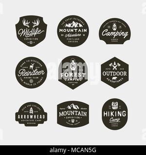 Satz von Vintage Wildnis Logos. Hand gezeichnet Retro styled outdoor adventure Embleme. Vector Illustration Stock Vektor